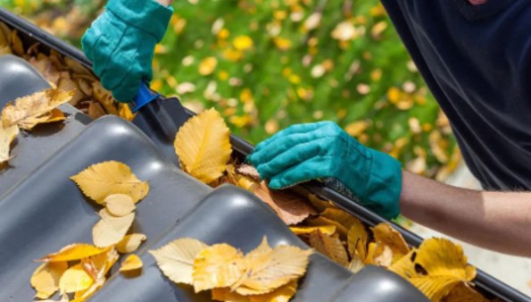 How Much Do Most People Charge to Clean Gutters?