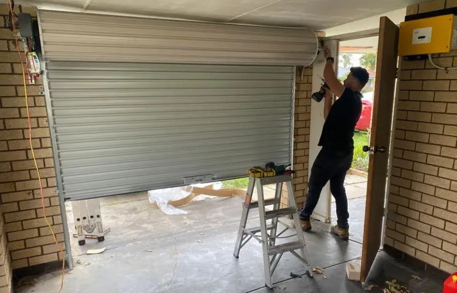Expert Garage Door Repair Los Alamitos: Fixing Garage Door Rollers for Smooth Operation